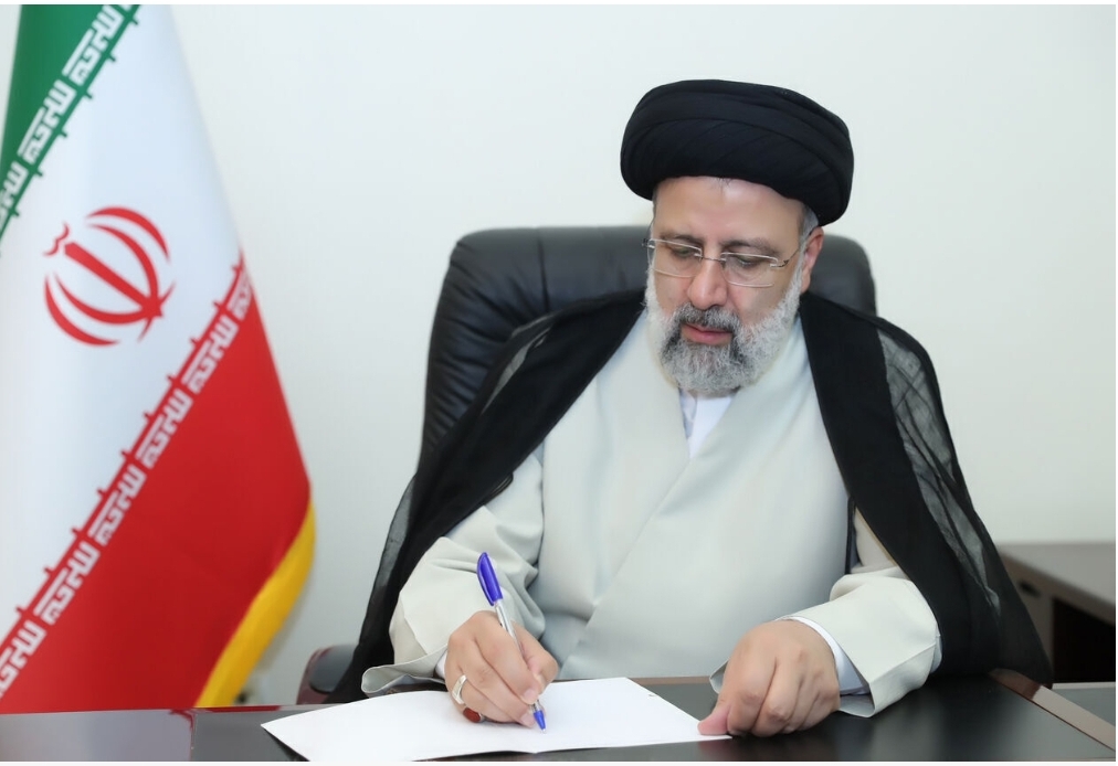 الرئيس الإيراني يطالب بسرعة الكشف عن الايدي الضالعة في جريمة مرقد “شاهجراغ”