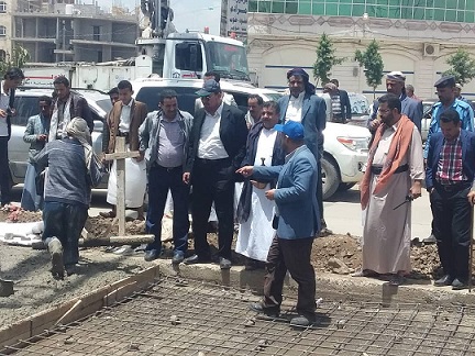 أمين العاصمة يدشن العمل باستكمال مشروع الرصف الحجري بشارع الخمسين