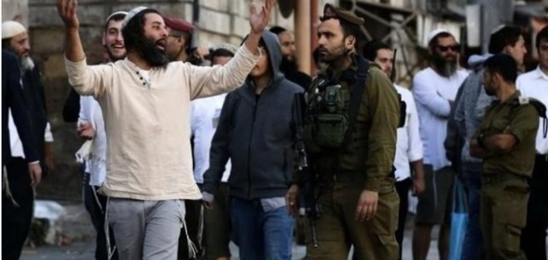 مستوطنون يعتدون على طفل مقدسي ويؤدون طقوسا تلمودية عند أبواب الأقصى