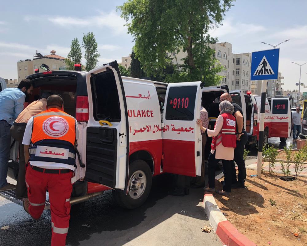 قوات العدو الصهيوني تصيب أربعة فلسطينيين بالرصاص الحي خلال اقتحامها مخيم طولكرم
