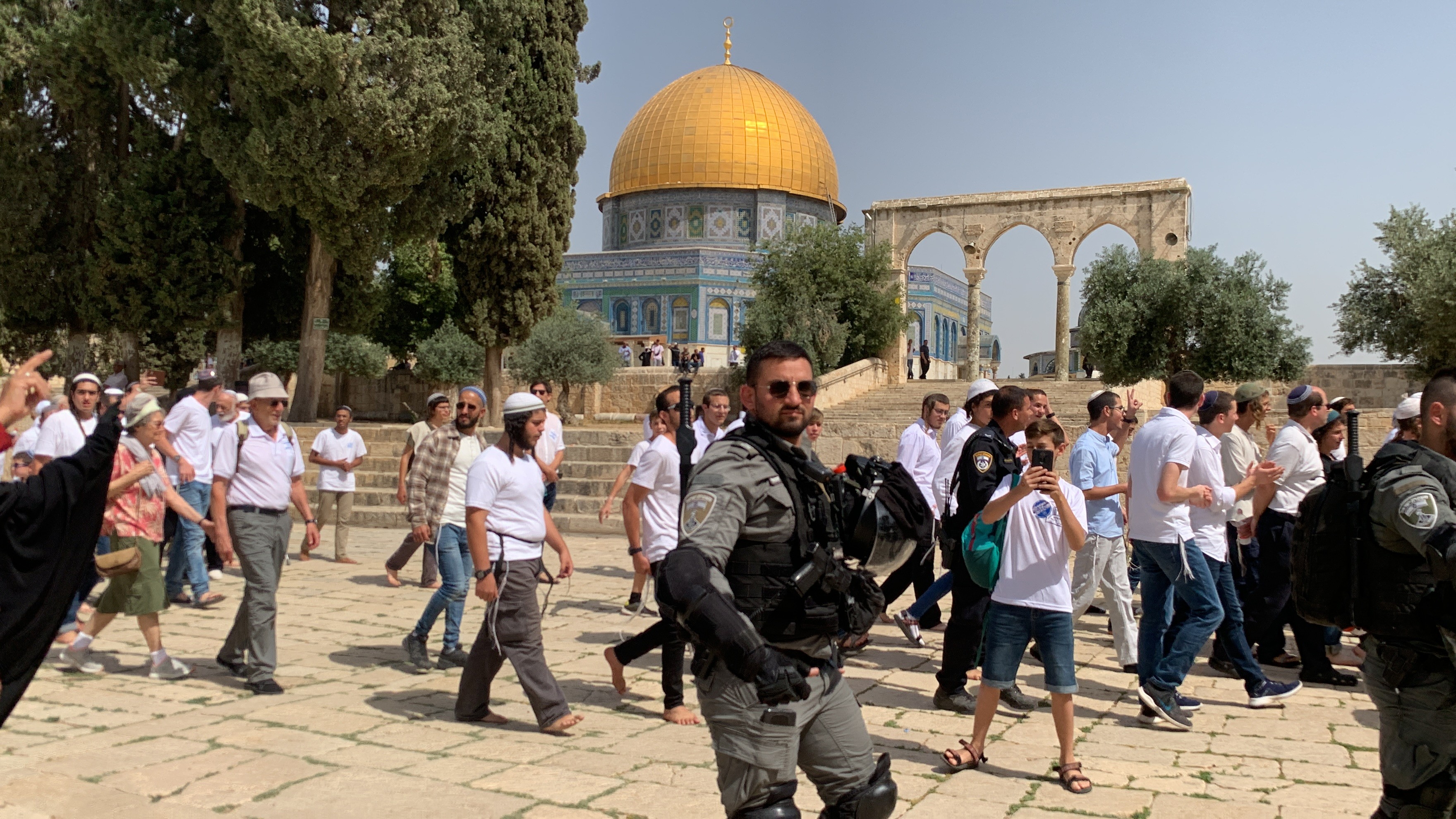 قطعان المستوطنين يجددون اقتحام الأقصى بحراسة مشددة من شرطة العدو