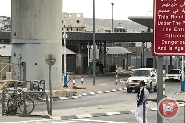 العدو الصهيوني يغلق حاجز قلنديا ويحتجز شابين