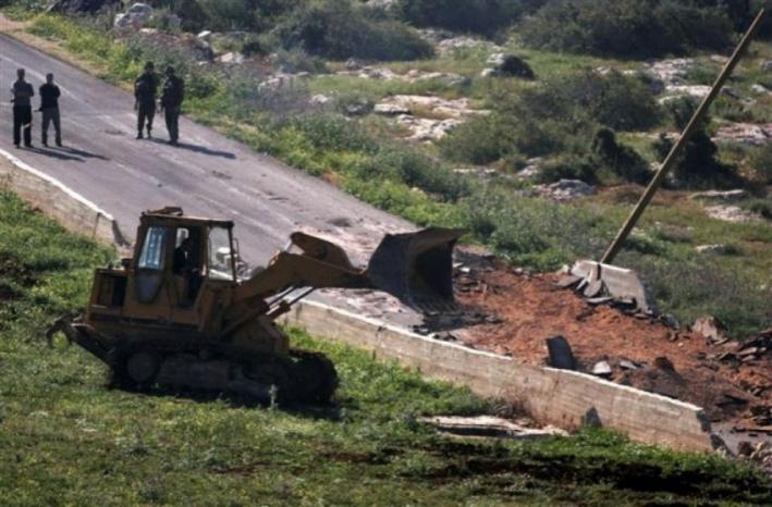 مستوطنون صهاينة  يجرفون أراض فلسطينية وينصبون خيمة جنوب الخليل