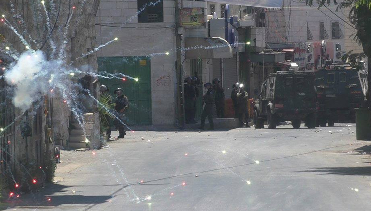 العدو الصهيوني يقتحم بلدة عقربا بنابلس ويداهم منازل الفلسطينيين