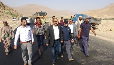 وزير الأشغال يتفقد أعمال السفلتة في طريق أرحب – حزم الجوف