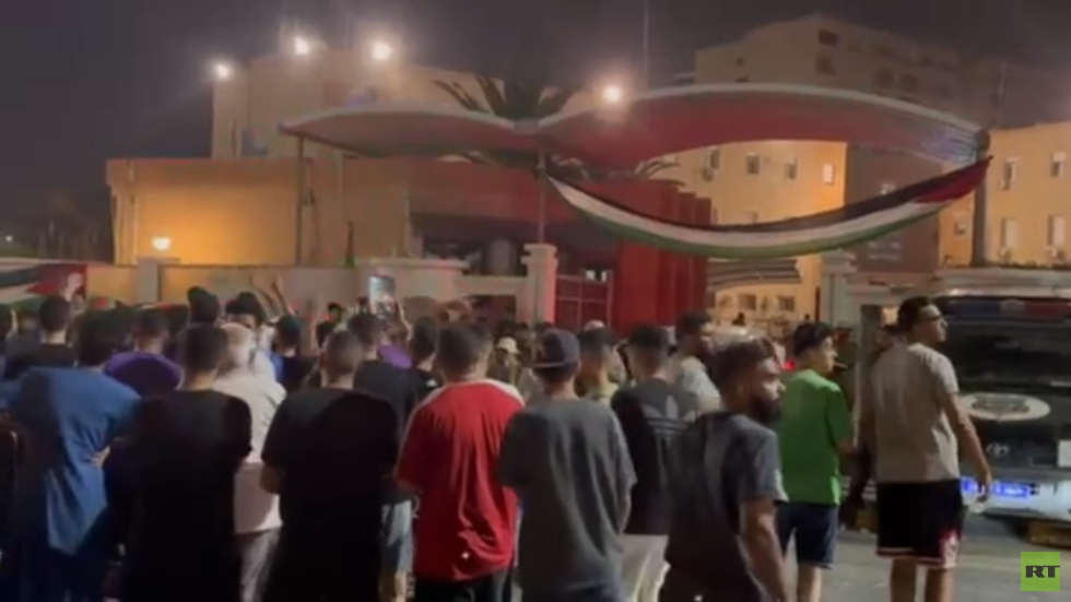 توقيف المنقوش عن العمل بعد لقاء وزير خارجية العدو الصهيوني ومظاهرات غضب تجتاح ليبيا