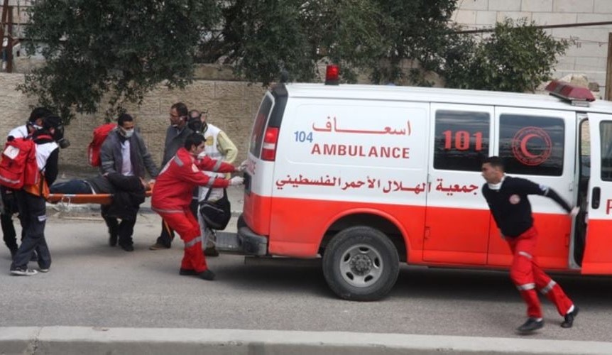 العدو الصهيوني يصيب شابا فلسطينيا بجروح والعشرات بالاختناق في اعتداء على العمال قرب قلقيلية