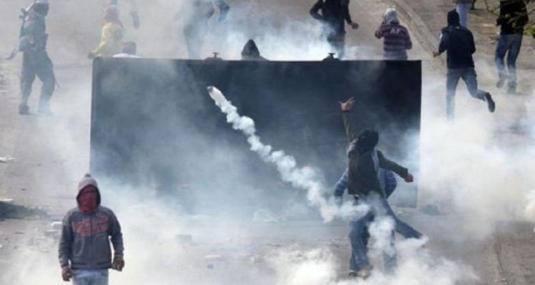 إصابة العشرات بالاختناق خلال مواجهات في بيت “أمر” شمال الخليل في فلسطين المحتلة