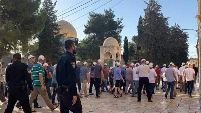 المستوطنون يجددون اقتحام “الأقصى” بالقدس المحتلة وسط حراسة مشددة من العدو الصهيوني 