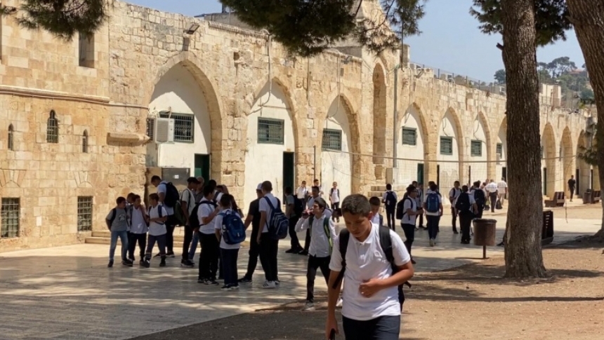 العدو الصهيوني يصادر “كتب المنهاج الفلسطيني” من طلبة مدارس الأقصى