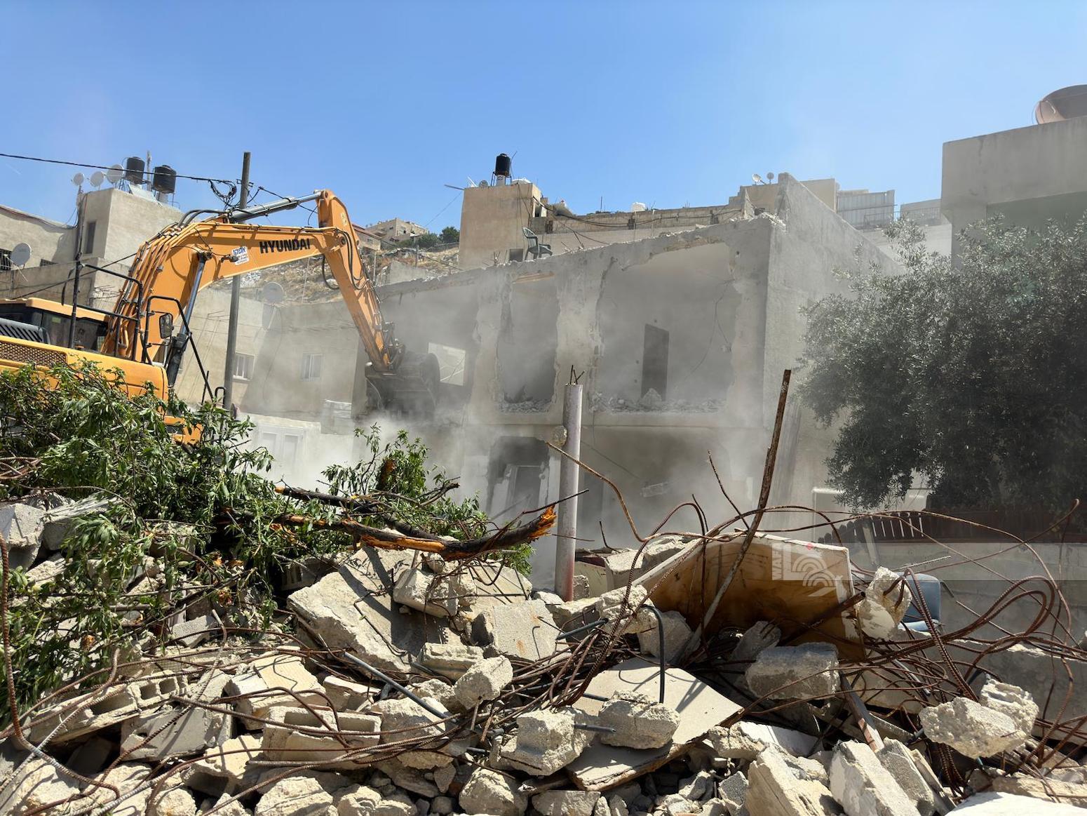 القدس المحتلة: العدو الصهيوني يجبر مقدسيا على هدم محله التجاري في سلوان