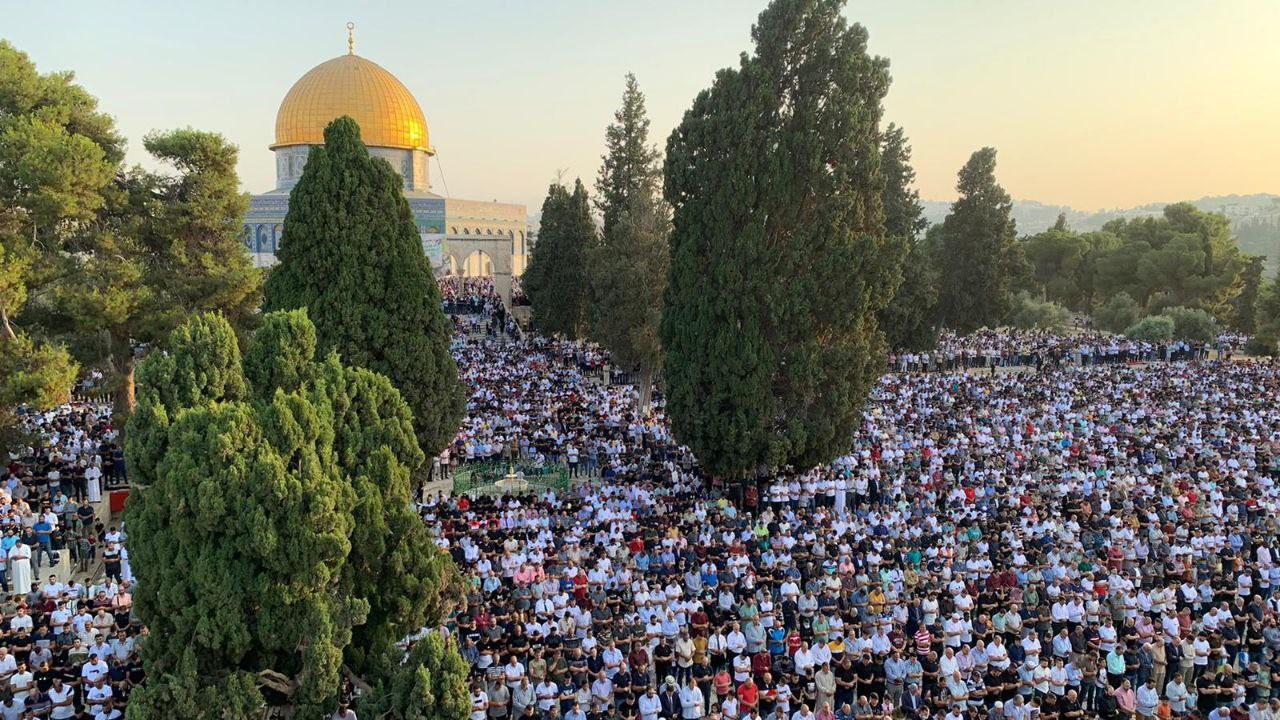 عشرات الآلاف يؤدون صلاة الجمعة في رحاب الأقصى رغم تشديدات العدو