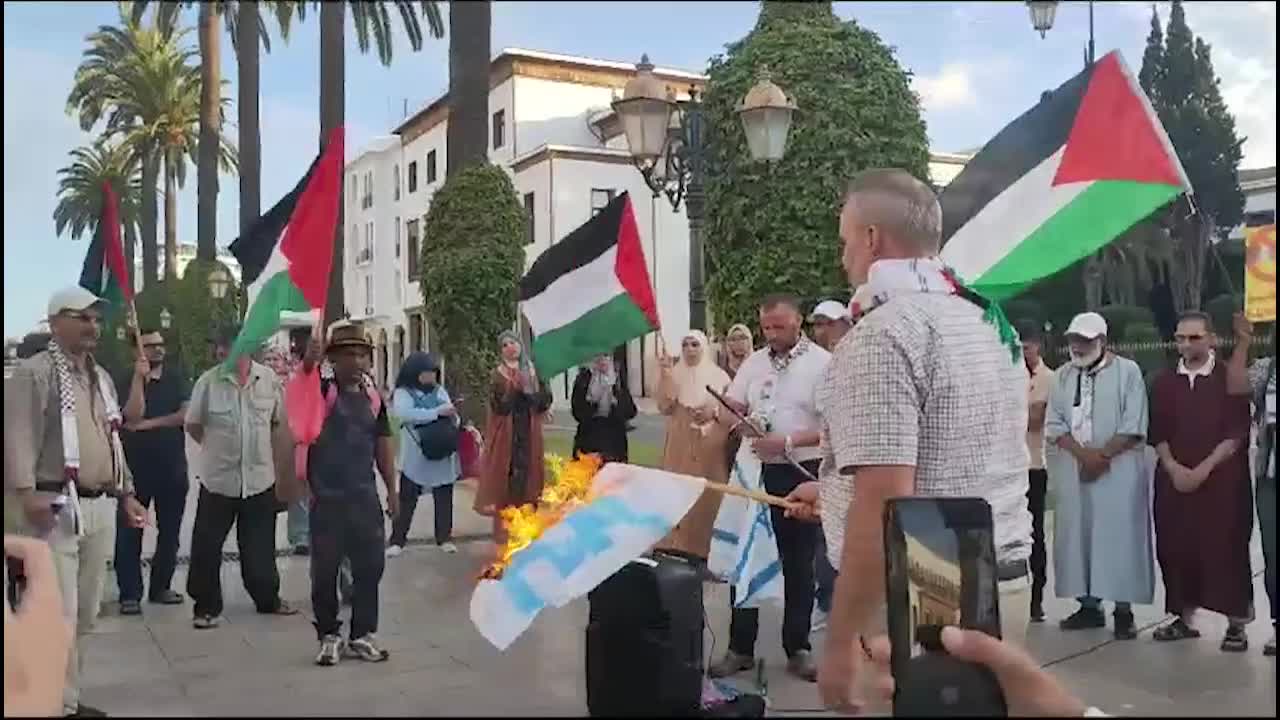 محتجون يحرقون علم كيان العدو الصهيوني أمام البرلمان في المغرب رفضا للتطبيع