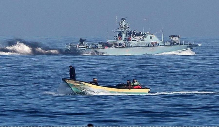 زوارق العدو الصهيوني تستهدف مراكب الصيد الفلسطينية في بحر رفح