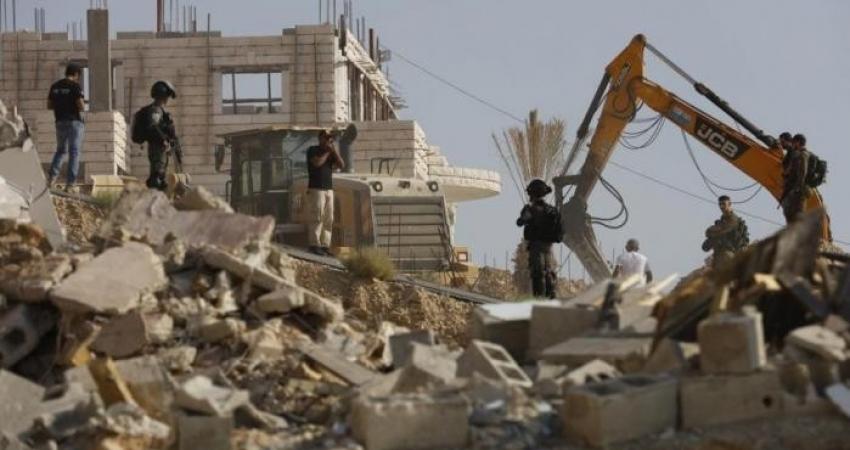 العدو الصهيوني يخطر بالهدم ووقف البناء لمزيد من المنازل غرب أريحا