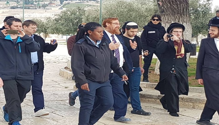 عشرات المستوطنين الصهاينة يقتحمون باحات الأقصى
