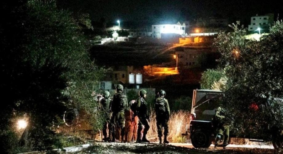 العدو الصهيوني يشن حملة مداهمات واعتقالات يتخللها مواجهات في الضفة الغربية