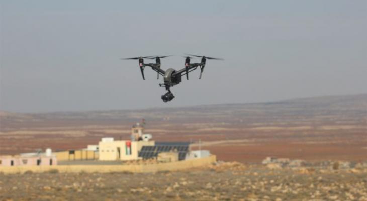 مقاومون فلسطينيون يطلقون الرصاص باتجاه طائرة مسيرة صهيونية في جنين