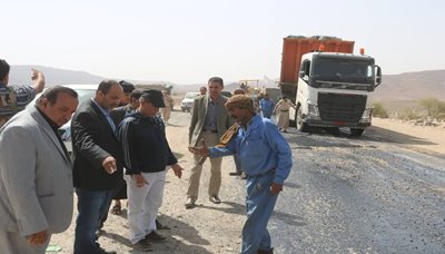 وزير الأشغال يتفقد صيانة وتأهيل الطرق وإعادة إنشاء الجسور المدمرة بطريق صنعاء- صعدة