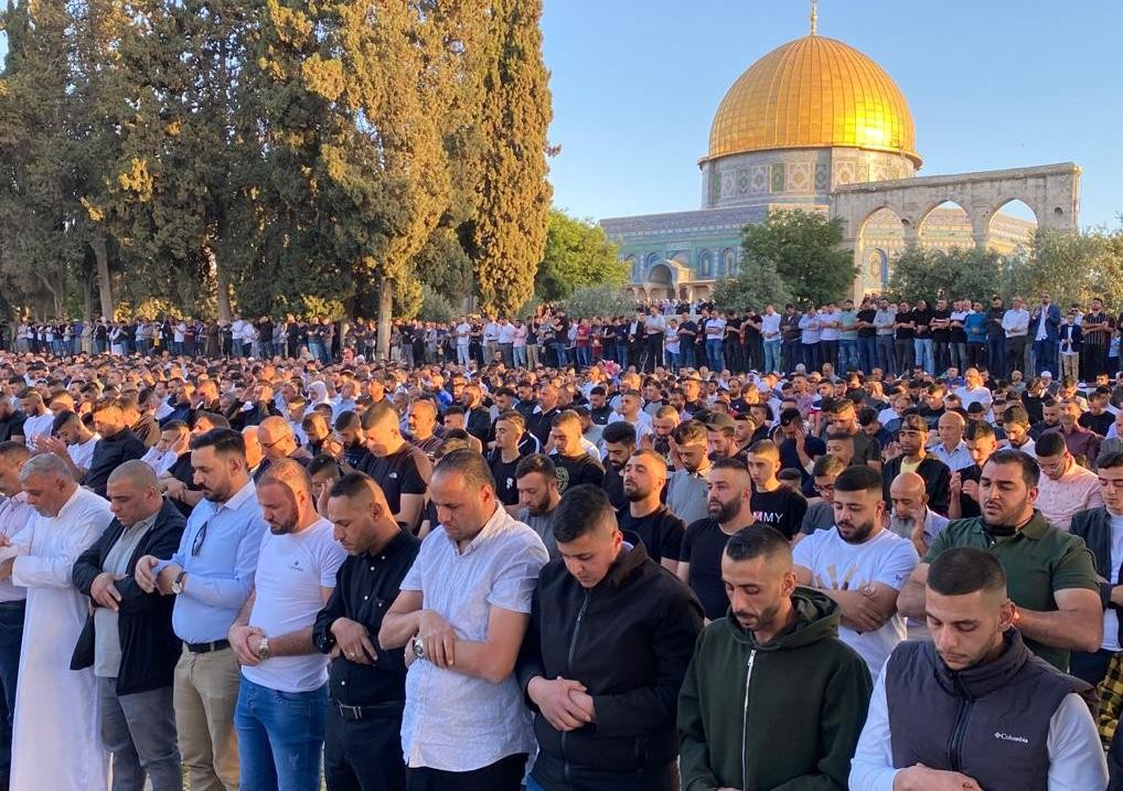 عشرات الآلاف يؤدون صلاة الجمعة في المسجد الأقصى المبارك