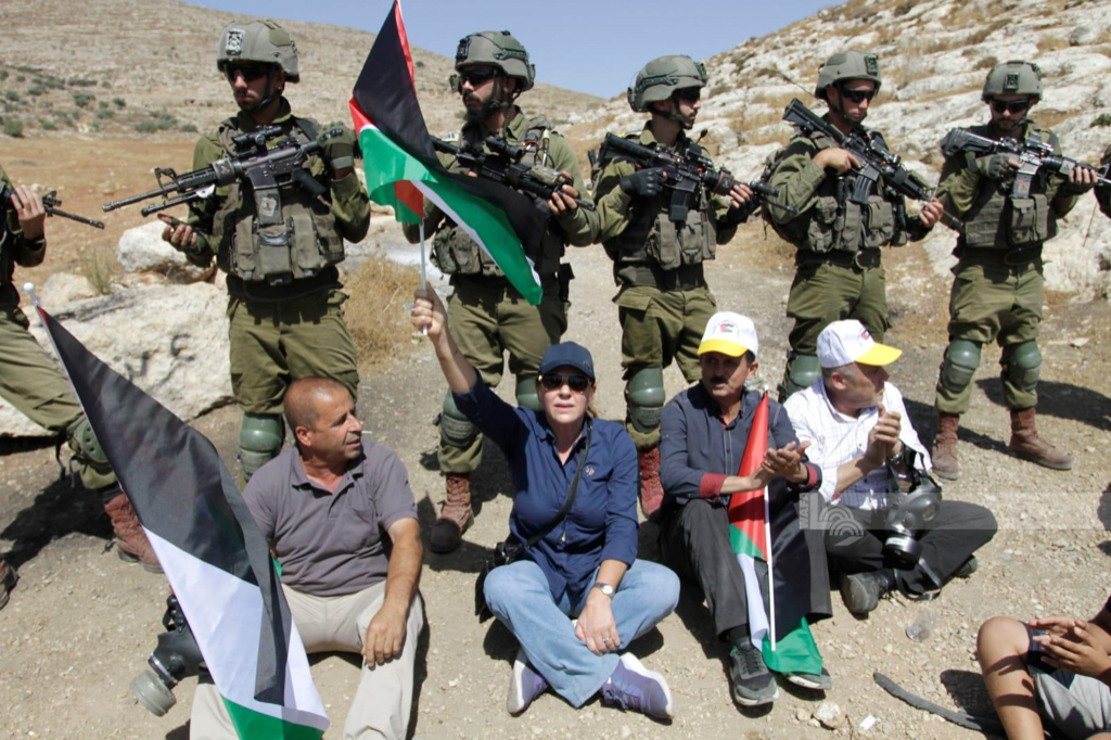 قوات العدو الصهيوني تقتحم بيتا جنوب نابلس وتصيب عشرات الفلسطينيين بالاختناق