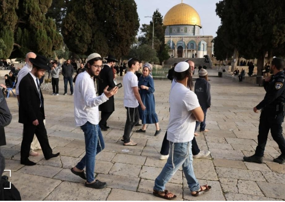 مستوطنون صهاينة يدنسون باحات المسجد الاقصى في اقتحام جديد لهم