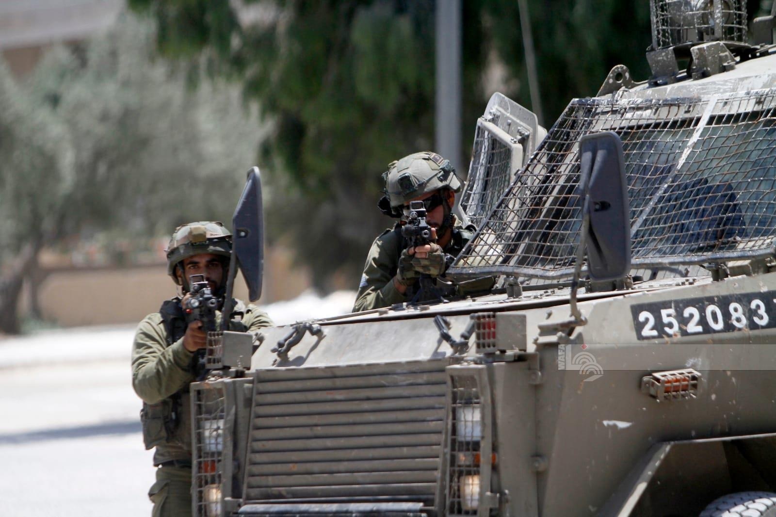 العدو الصهيوني يعتقل فلسطينيا  بعد إصابته بالرصاص قرب قلقيلية