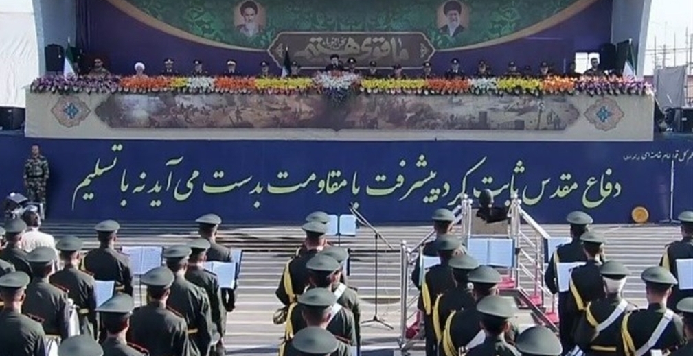 ايران تقيم عرضا عسكريا بمناسبة أسبوع الدفاع المقدس