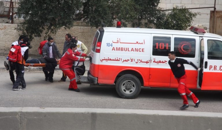 إصابة عشرات الفلسطينيين جراء قمع العدو الصهيوني للمسيرات السلمية على حدود غزة