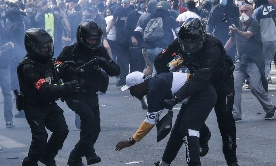 عشرات الآلاف يتظاهرون ضد عنف الشرطة في عدة مدن فرنسية
