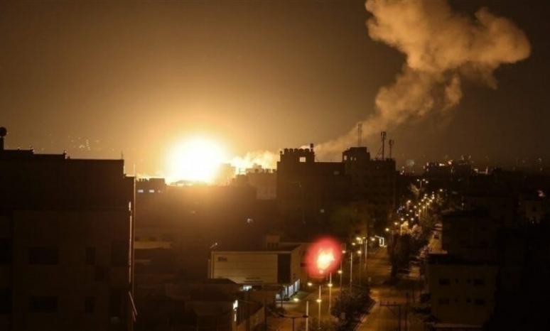 طائرات العدو تقصف موقعين شرق مدينة غزة