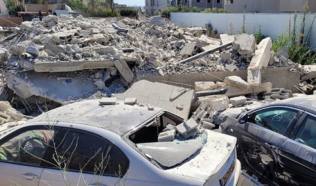 العدو الصهيوني يهدم منزلاً لمواطنة فلسطينية في الطيرة بالداخل المحتل