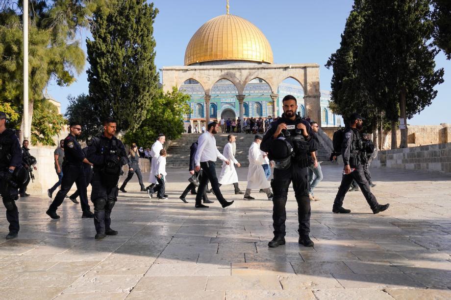 مستوطنون يقتحمون “الأقصى” وشرطة العدو تفرض قيودا على دخول الفلسطينين للقدس المحتل