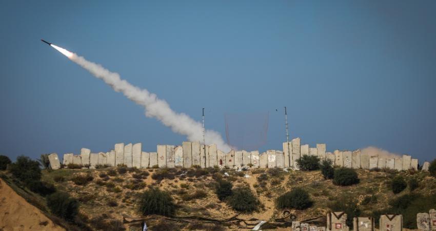 حملة اعتقالات ومداهمات بالضفة والقدس والمقاومة تطلق صواريخ تجريبية تجاه البحر