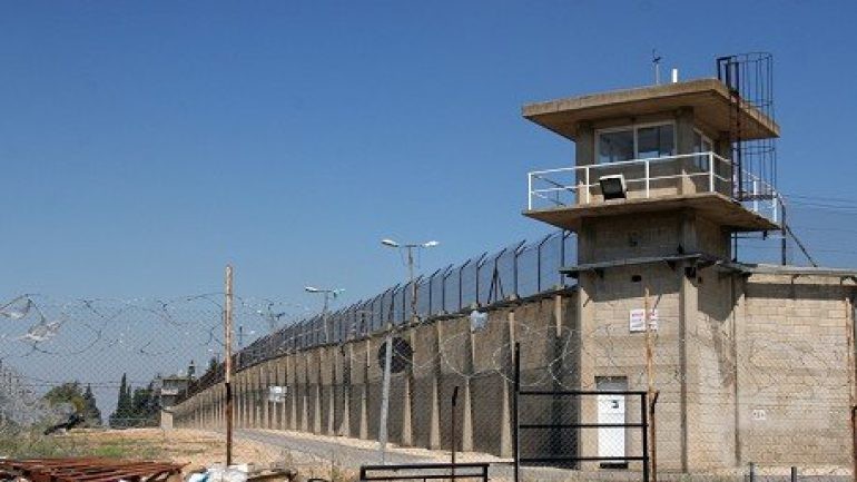 الإداريون في كافة سجون العدو يضربون عن الطعام نصرة للأسير الفسفوس