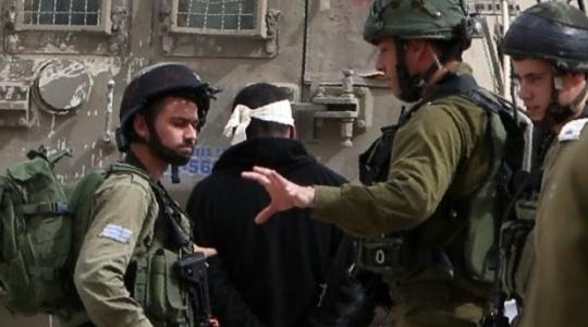 العدو الصهيوني يعتقل فلسطينيا ويوقف العمل ببناء جدار استنادي جنوب الخليل