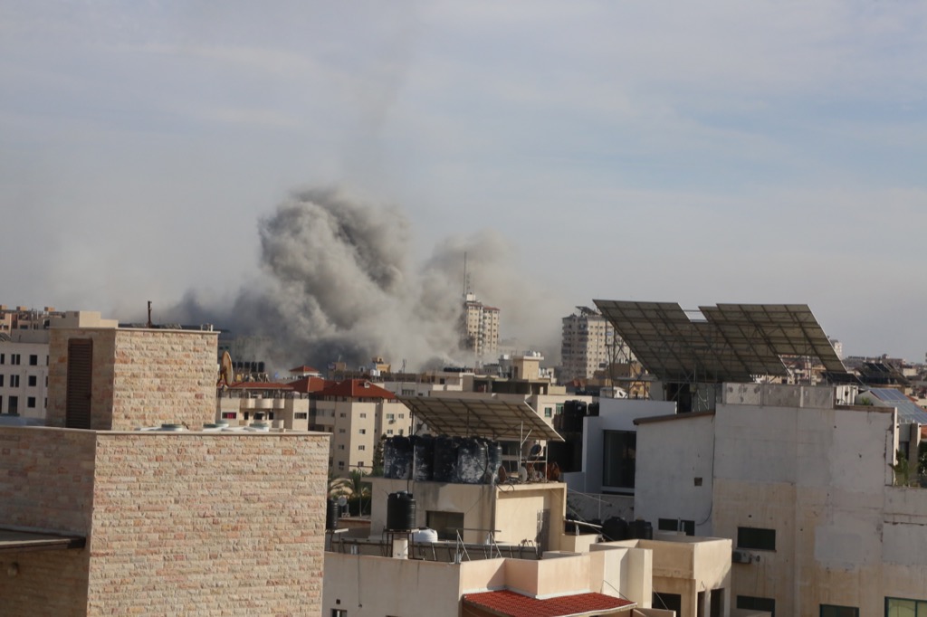 198شهيدا و1610جرحى  جراء العدوان الصهيوني المتواصل على غزة