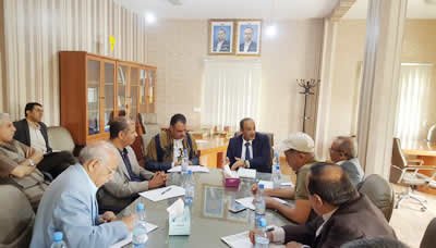 وزير الأشغال ومحافظ حجة يناقشان تفعيل العمل بمشاريع الطرق