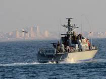 زوارق العدو الحربية تجدد قصف شواطئ غزة