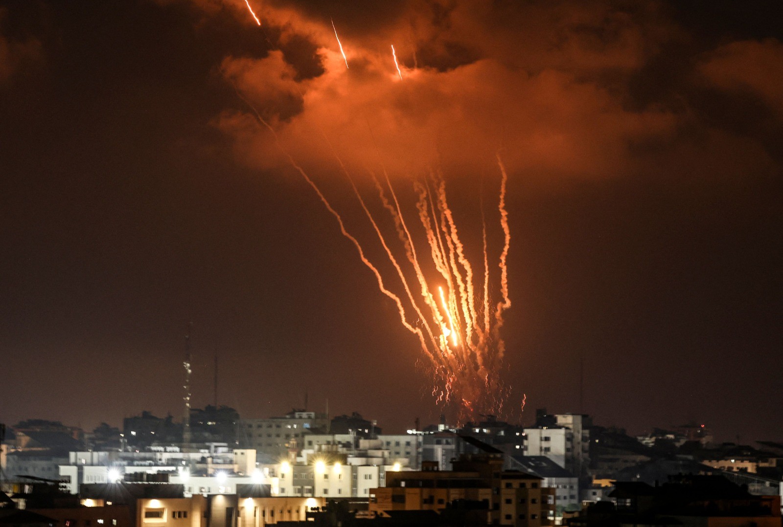 سرايا القدس توجّه ضربة صاروخية كبيرة لمدينة عسقلان و”تل أبيب”