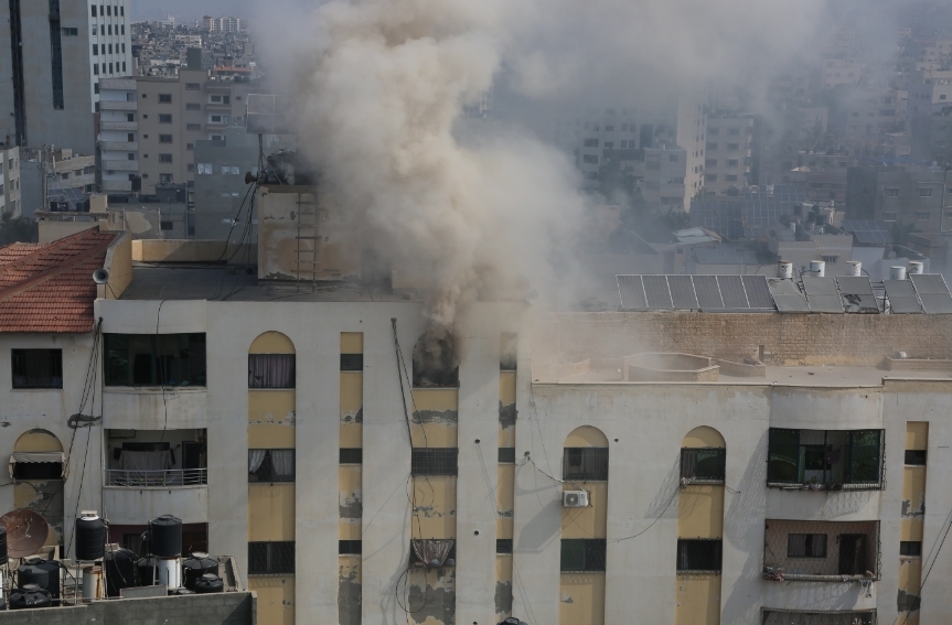 طائرات العدو الصهيوني وبوارجه الحربية تقصف شققا سكنية وميناء الصيد غرب غزة