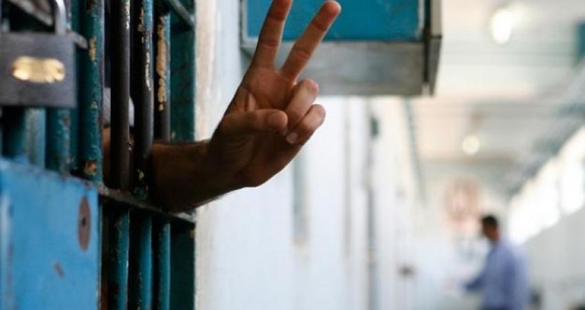 العدو الصهيوني يعزل الأسرى عن العالم الخارجي ويقطع عنهم الكهرباء