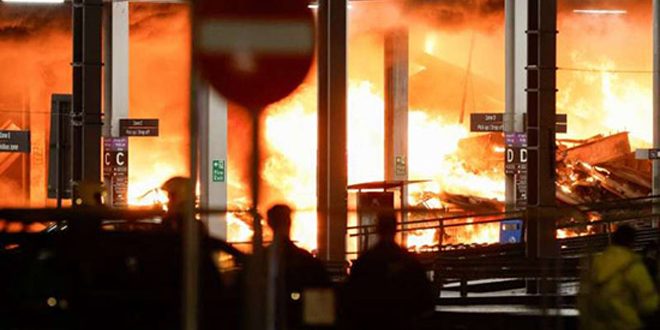  إصابة خمسة أشخاص وتعليق جميع الرحلات بمطار لوتون بلندن جراء حريق كبير