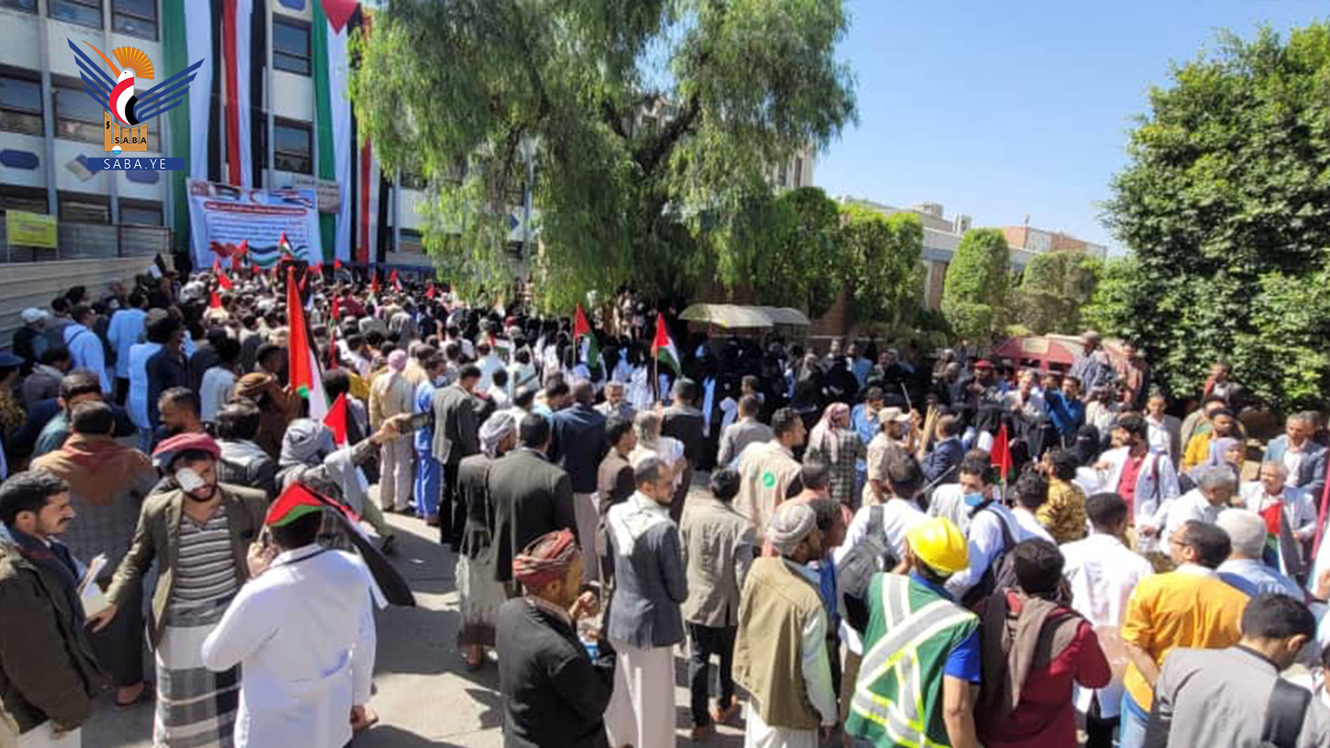 وقفة لهيئة مستشفى الثورة بأمانة العاصمة تنديدا باستهداف المستشفيات في غزة