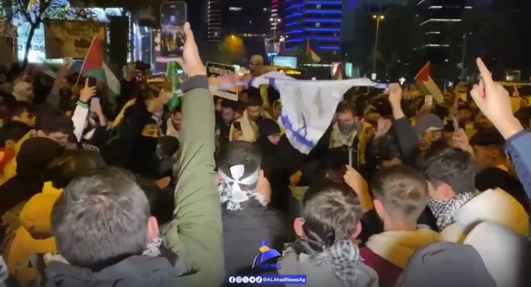 متظاهرون في إسطنبول يسحقون ويحرقون العلم الصهيوني أمام قنصلية العدو