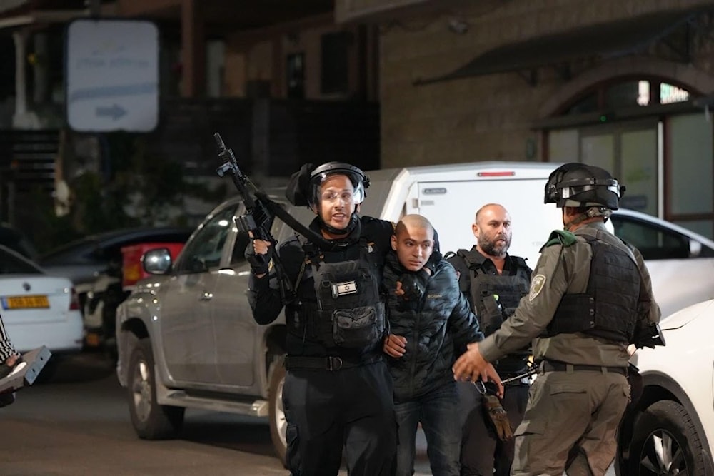 شرطة العدو تعتقل 12 فلسطينيا في أم الفحم خلال قمعها تظاهرة منددة بالعدوان على غزة