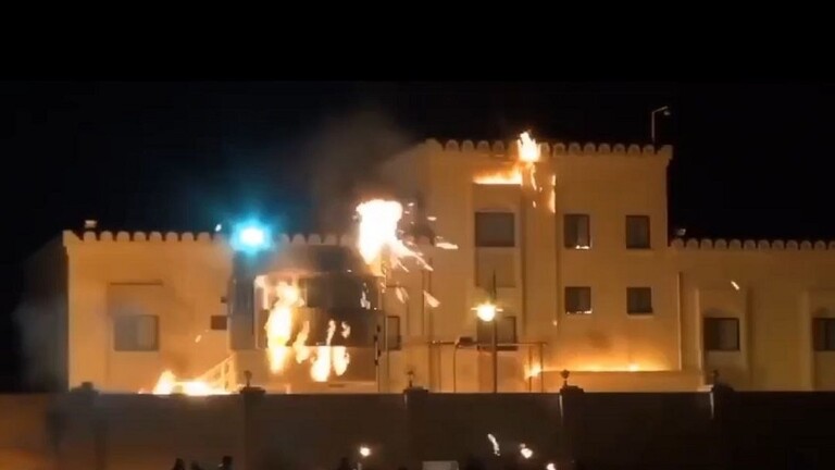 متظاهرون يهاجمون السفارة الصهيونية في البحرين ويحاولون حرقها