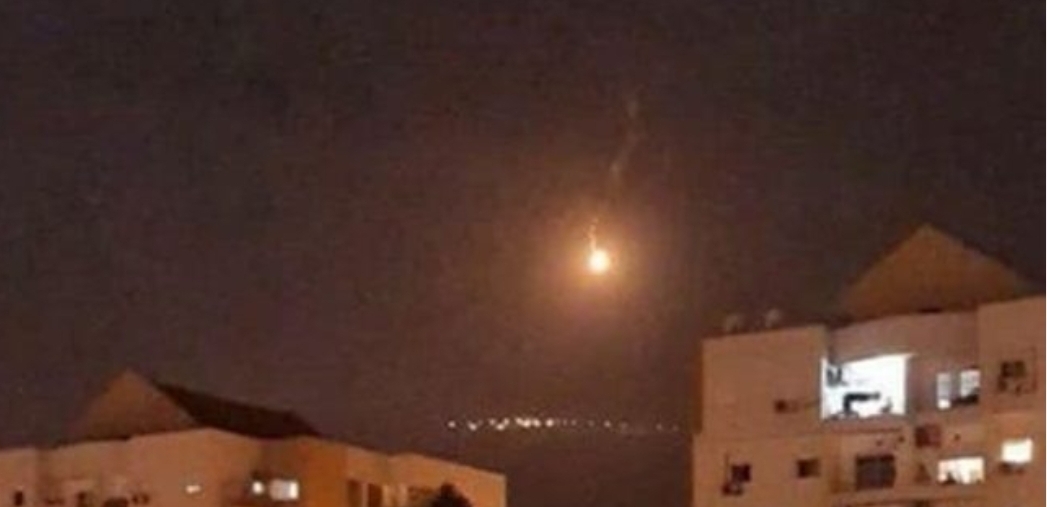 العدو الصهيوني يعتدي على الجنوب اللبناني ويطلق قنابل مضيئة فوق قرى في القطاع الغربي