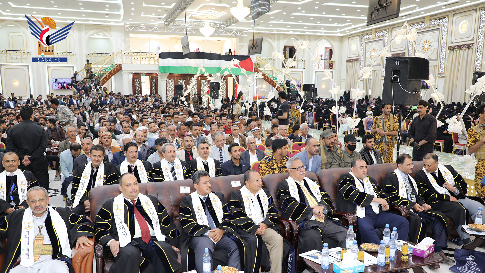 الدكتور بن حبتور يشارك في حفل تخرج 562 طالباً وطالبة من جامعة الناصر