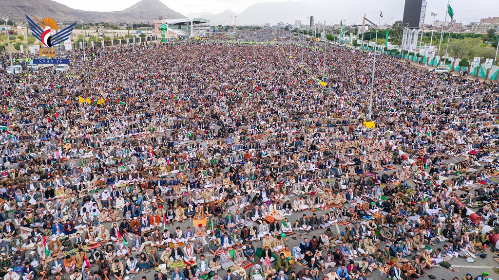 مئات الآلاف يؤدون صلاة الجمعة في ميدان السبعين تضامنا مع فلسطين